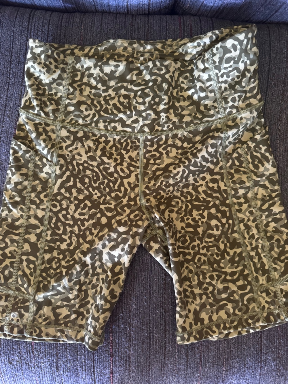 Athleta Ultimate Stash II 7” short Olive Camo Active